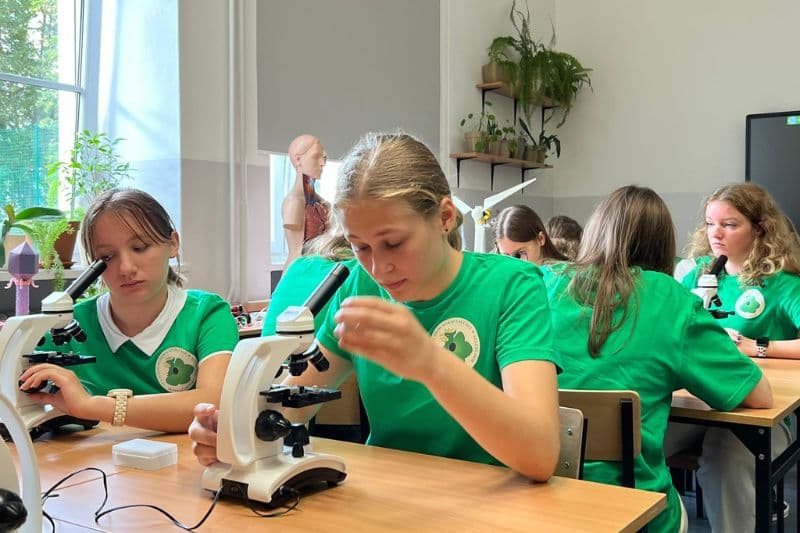 Nauka poprzez eksperymenty w \"ECO-ZONE\" pracowni odnawialnych źródeł energii w IX LO”