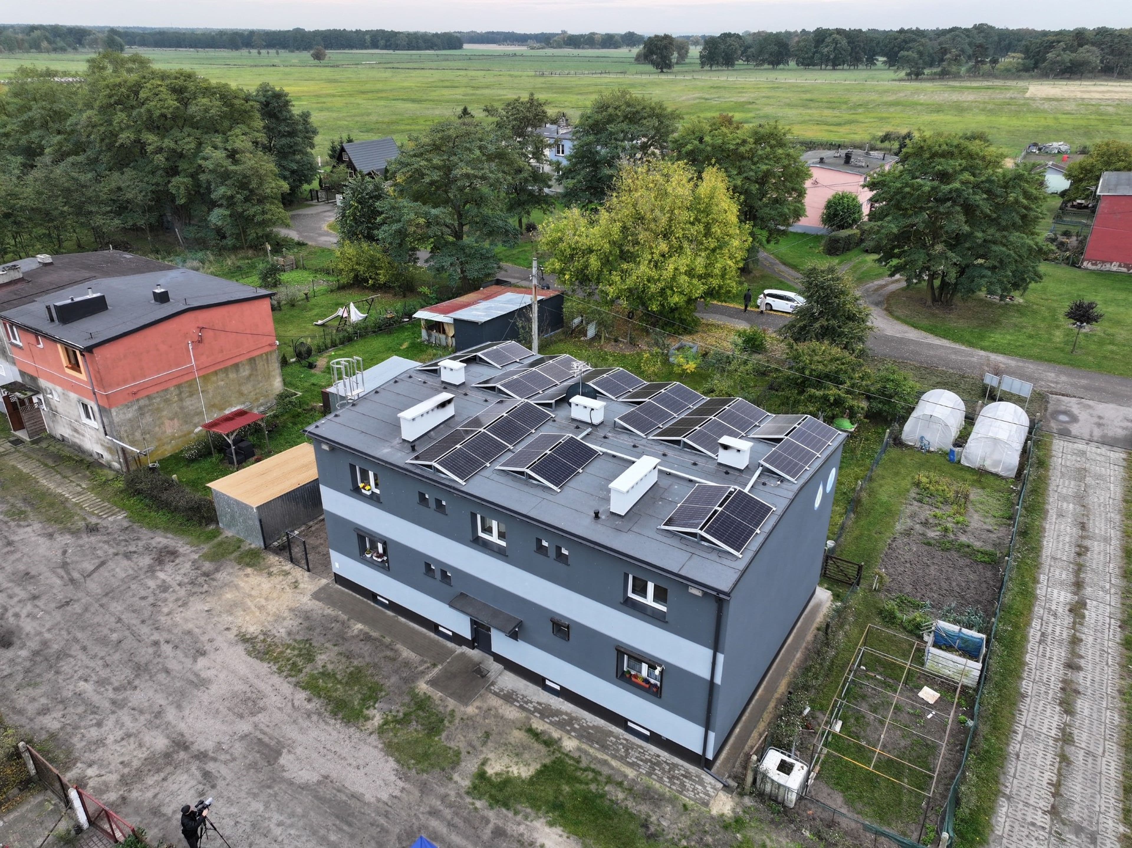 Ekologiczne ciepło i niższe rachunki – budynek w Czarnocinie po modernizacji